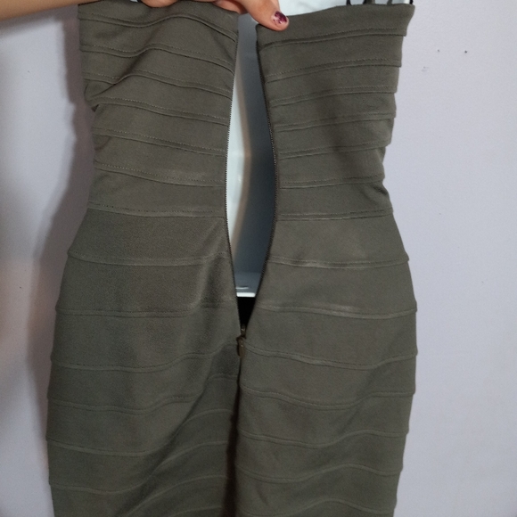 🔴4 For $25🔴 Women's Strapless Gray BCBGMaxAzria Dress - Picture 5 of 7